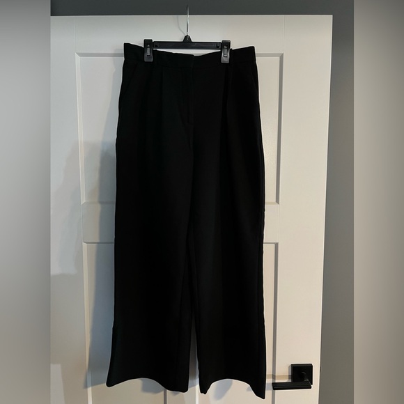 Abercrombie and Fitch pants
Sloane Tailored Wide Leg Pant
31/12 S - Picture 4 of 6